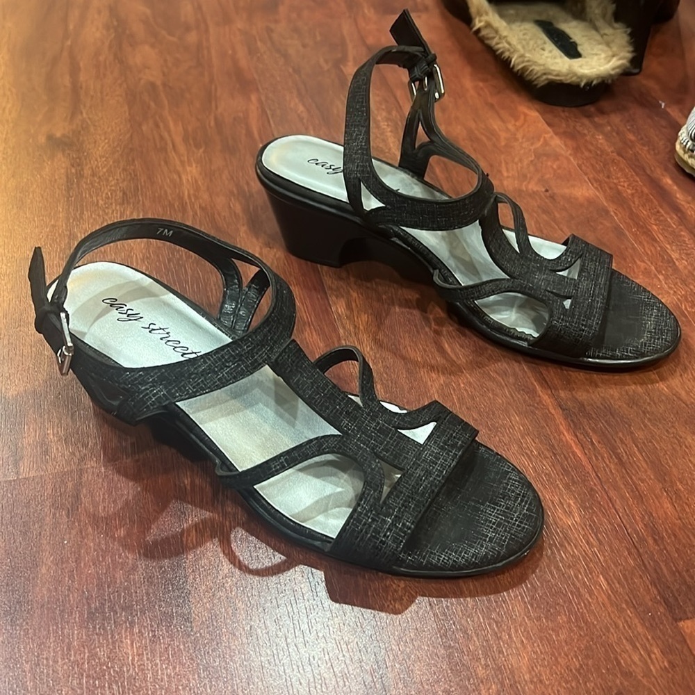 size 7M easy street heathered grey small heel